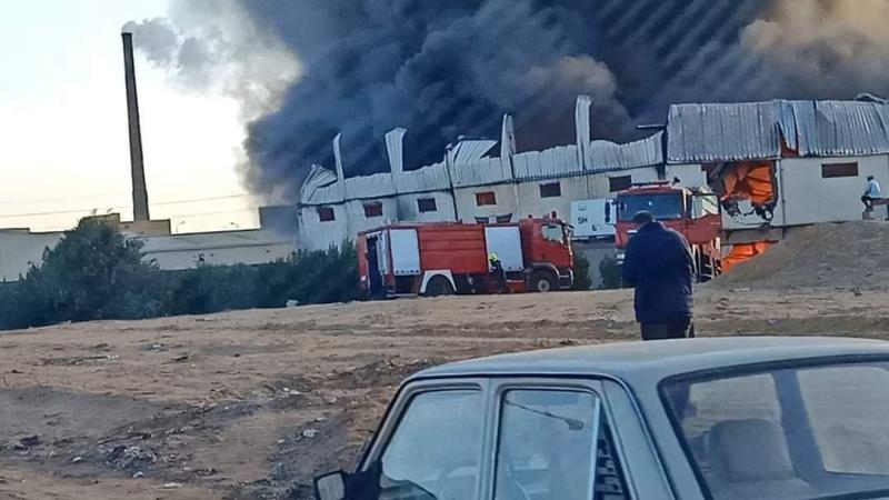 الحماية المدنية بالمنوفية تحاول السيطرة على حريق بمصنع ملابس بمدينة السادات