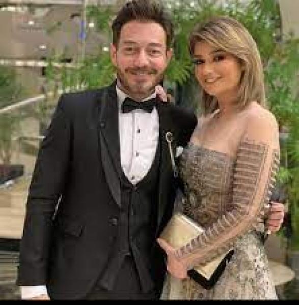 برسالة رومانسية أحمد زاهر يتغزل فى زوجته فى أحدث ظهور