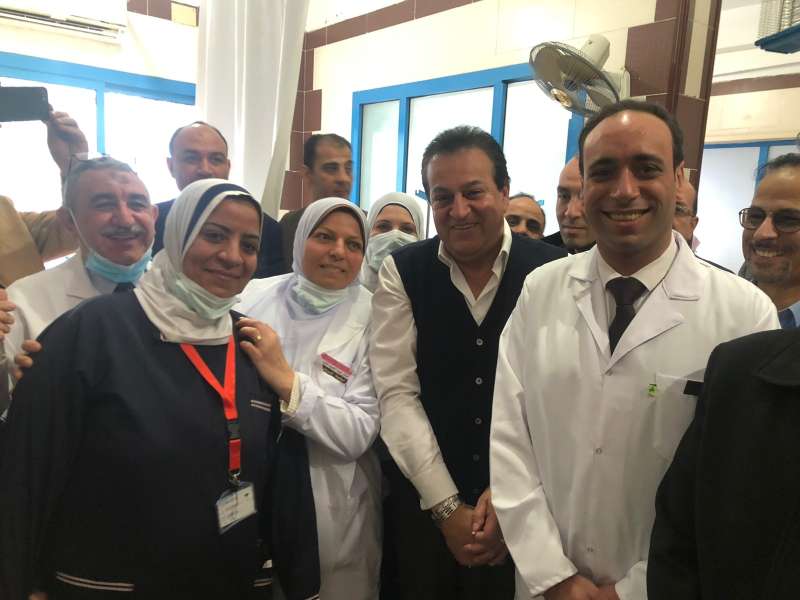 د.خالد عبد الغفار وزير الصحة مع د. محمد حامد مديرالمستشفى والطاقم الطبي