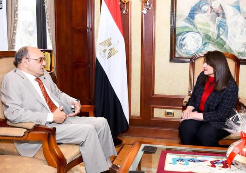 وزيرة الهجرة تستقبل المدير الإقليمي ووكيل مبيعات شركة طيران ”Tarum” الرومانية في مصر