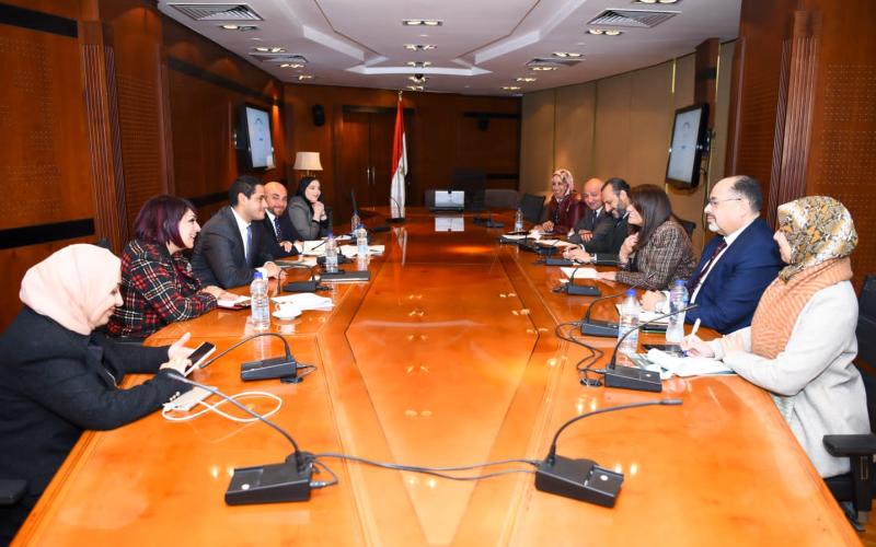 وزيرة الهجرة تعقد اجتماعا مع رئيس قطاع الاستثمار ببنك مصر