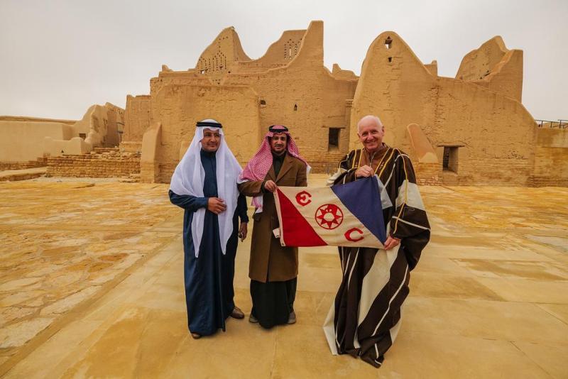 رحلة المستكشف البريطاني مارك إيفانز توثِّق الأماكن السياحية في السعودية