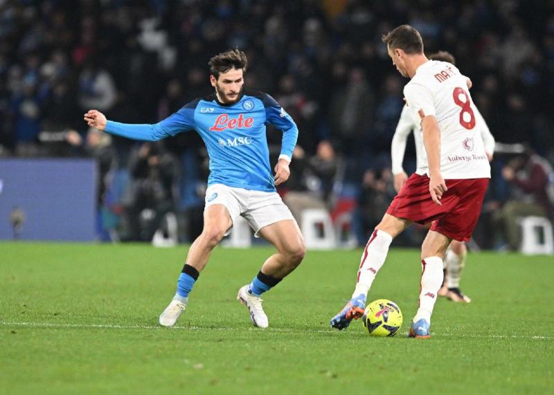 نابولي يفوز على روما في قمة الدوري الإيطالي بنتيجة 2-1