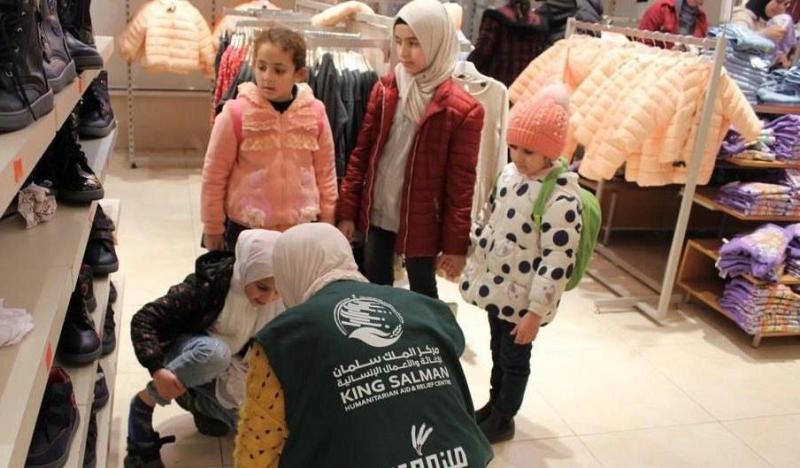 مركز الملك سلمان للإغاثة يوزع كسوة شتوية وسلال غذائية للاجئين السوريين والفلسطينيين في لبنان
