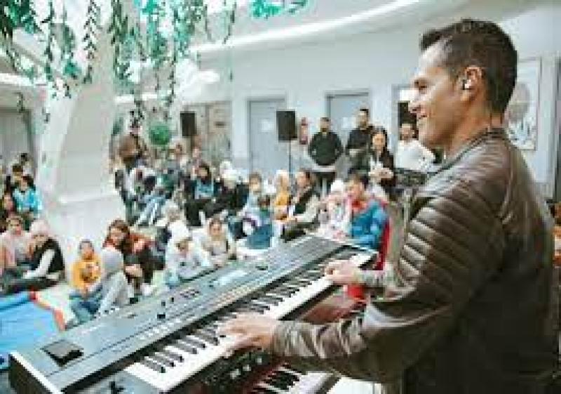 هشام خرما يُشارك أطفال مستشفى 57357 في جلسات الموسيقى العلاجية