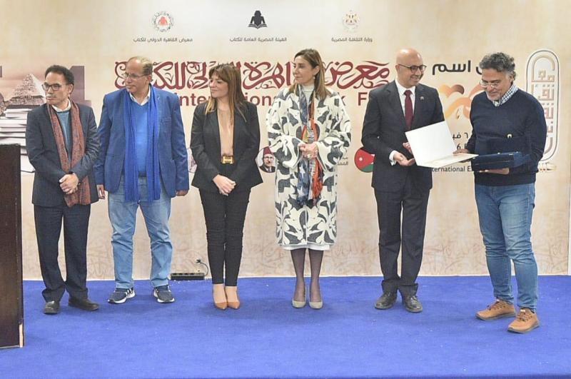عمرو عافية يفوز بجائزة الرواية لمعرض الكتاب عن مؤلفته «بعد أن يسدل الستار»