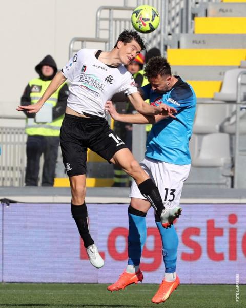 الشوط الأول.. التعادل السلبي يسيطر على مباراة سبيزيا ونابولي في الدوري الإيطالي