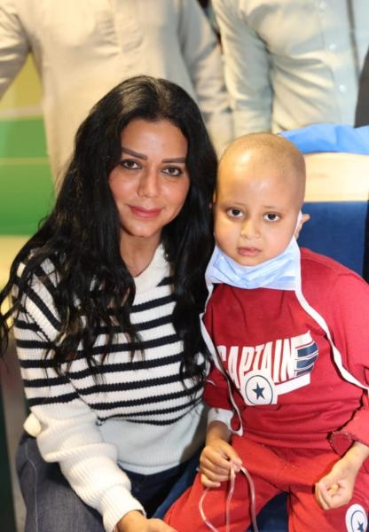 صور| دعما لمرضى السرطان.. رانيا يوسف تزور مستشفى «شفاء الأورمان»