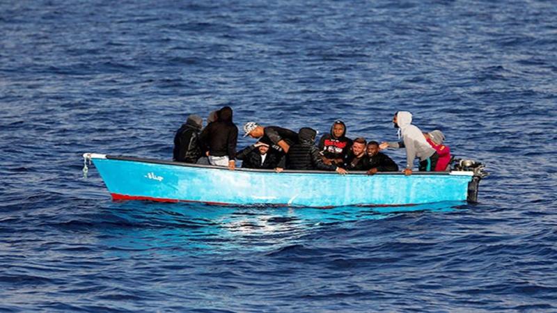 اليونان: 3 قتلى بعد اصطدام قارب به مهاجرين بالصخور