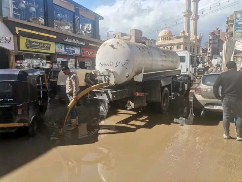 كفرالشيخ: عمال النظافة ينتشرون في شوارع وميادين بيلا لرفع مياه الأمطار
