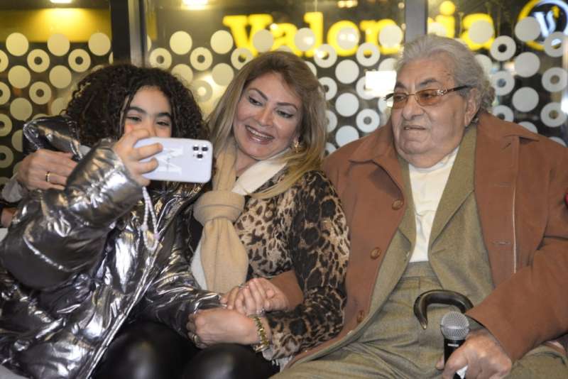 فاروق فلوكس يحتفل بتوقيع كتاب الزمن وأنا بحضور عائلته