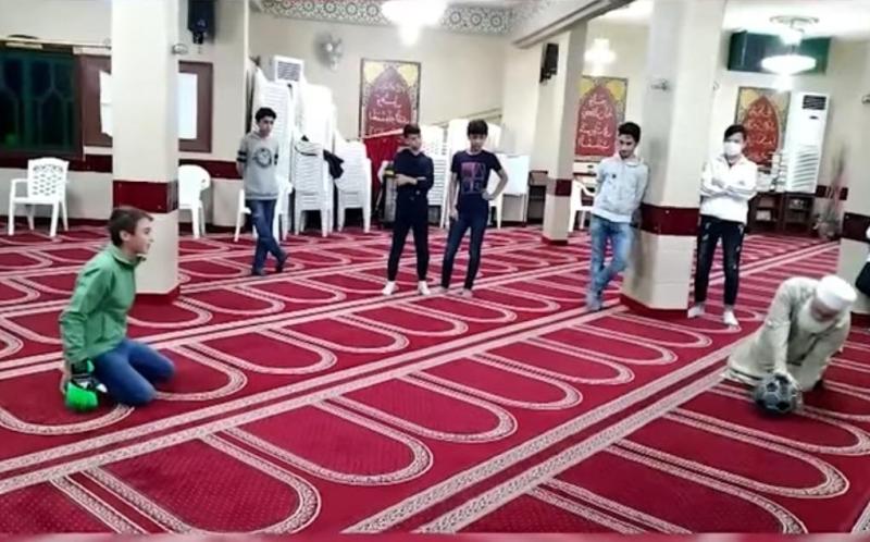 إمام يلعب كرة في المسجد