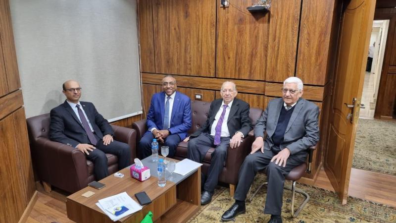رئيس جامعة أسيوط يلتقى عضو المجلس الاستشاري الرئاسي لكبار حكماء وعلماء مصر