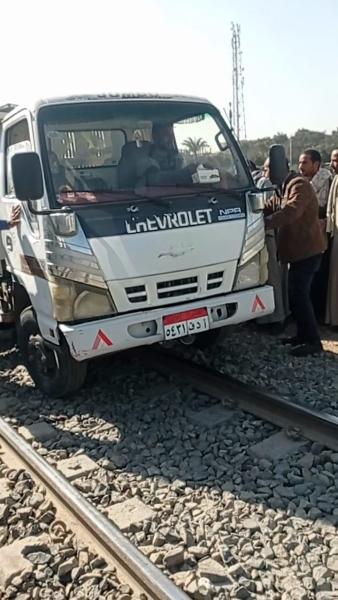 قائد قطار يتفادى كارثة على قضبان السكة الحديد في المنيا .. فيديو