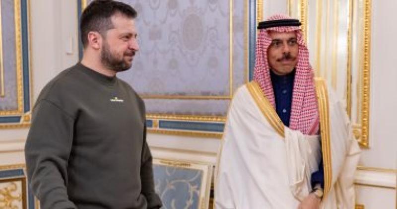 الامير فيصل بن فرحان وزير خارجية السعودية مع الرئيس الاوكراني زيلنسكي