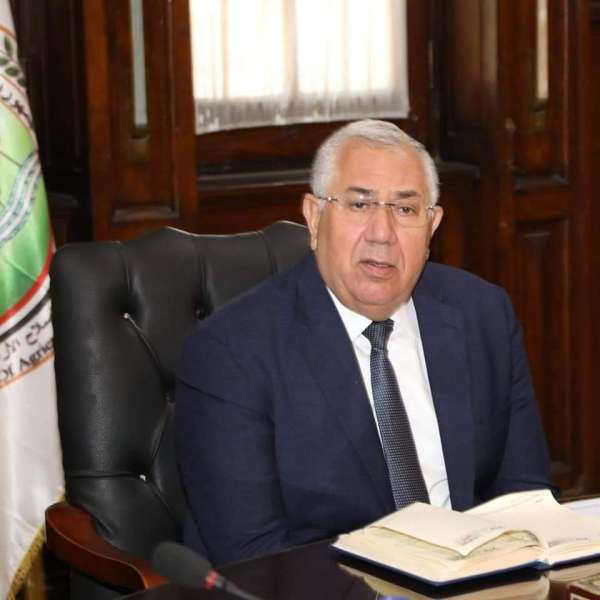 وزير الزراعة يتابع مع قيادات الوزارة تفعيل الزراعة التعاقدية وحصر مساحات القمح