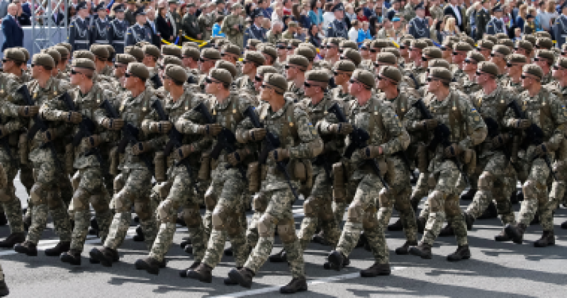 وحدات اوكرانية تتدرب علي السلاح الامريكي الجديد