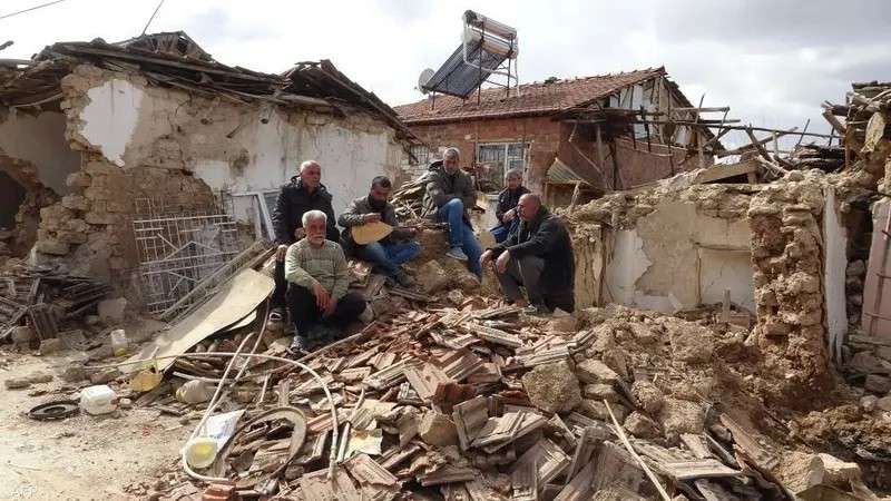 صورة لمشاهد افراح علي انقاض بيوت مدمرة من الزلزال في تركيا