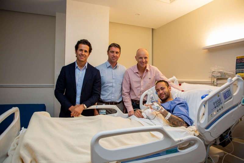جراحة ناجحة للبرازيلي نيمار في مستشفى اسبيتار