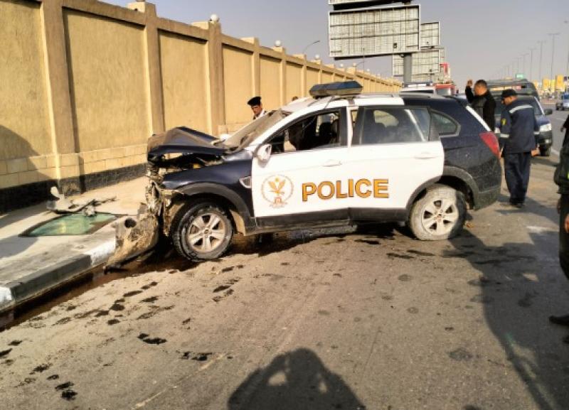 أصابة 3  شرطيين اثر أصطدام سيارة شرطة بالرصيف بطريق مصر السويس الصحراوي بنطاق القاهرة الجديدة(صور)