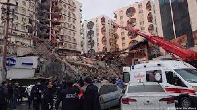 ”تحت الأنقاض”.. ارتفاع الضحايا إلى وفاة طفلة و6 مصابين بحريق شقة فيصل