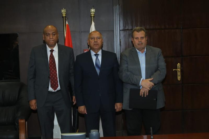 وزير النقل يشهد توقيع مذكرة تفاهم لإنشاء مصنع بكوم أبو راضي لإنتاج قطع غيار السكة الحديد