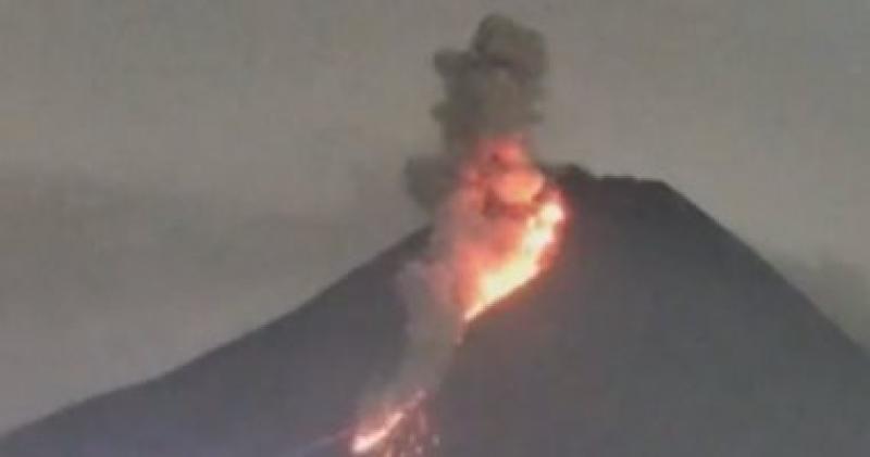 بركان ميرابى الإندونيسى يثور من جديد ويطلق حمما ساخنة