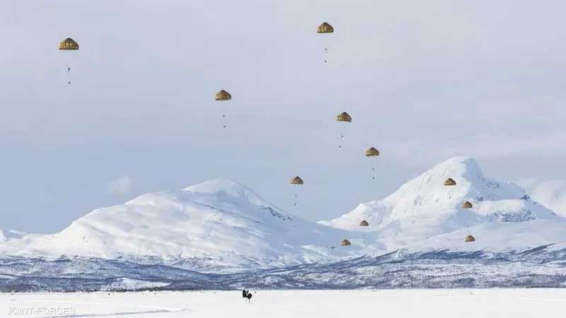 قفزة مظليين على بحيرة متجمدة في القطب الشمالي