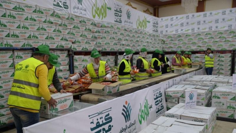 توزيع 300 كرتونة مواد غذائية في قريتين بالمنيا ضمن مبادرة «كتف في كتف»