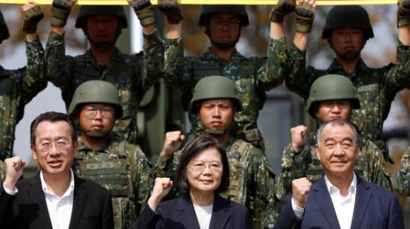 رئيسة تايوان تتفقد قاعدة عسكرية جنوبي البلاد