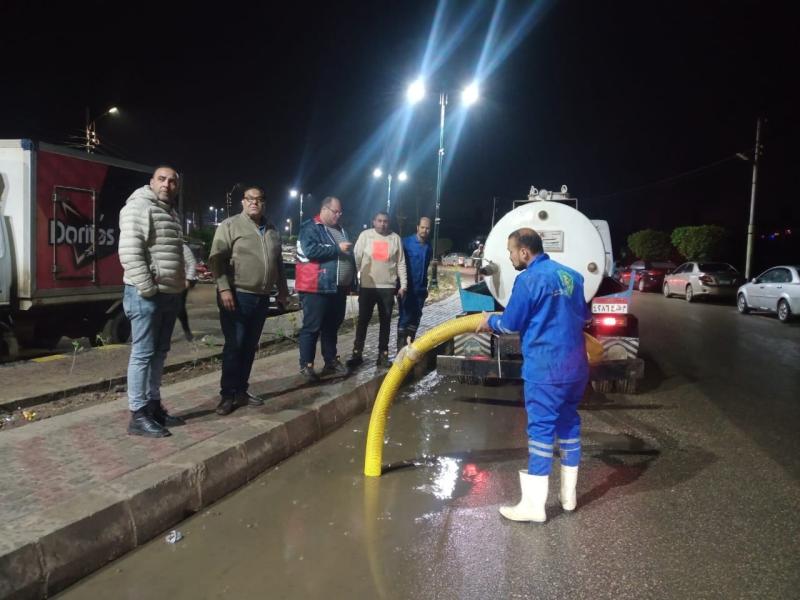 محافظ المنوفية يتابع أعمال شفط مياه الأمطار من الشوارع ويؤكد استمرار جاهزية أطقم الطوارئ