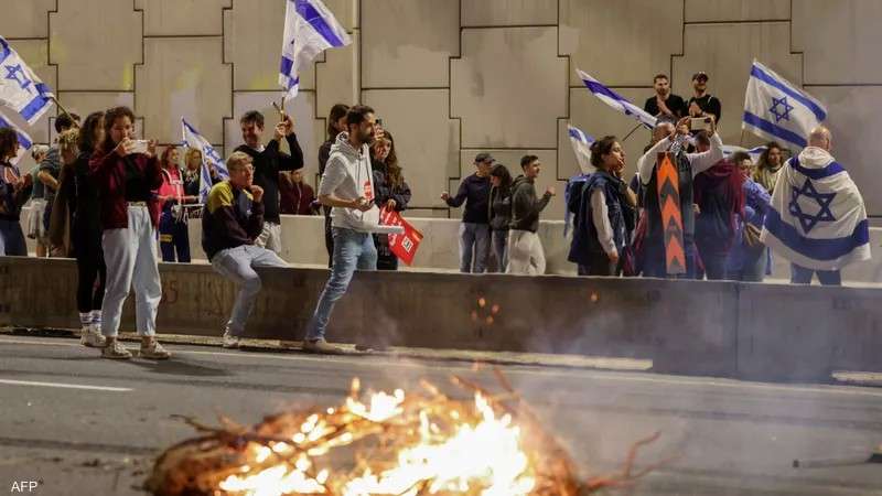 محتجون في إسرائيل يقصدون بيت نتنياهو.. وواشنطن قلقة