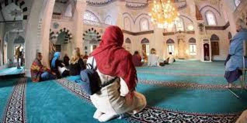 الإفتاء: يجب على المرأة مراعاة الضوابط الشرعية عند خروجها للصلاة في المساجد