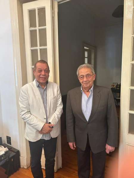 الوزير عمرو موسى يستضيف النائب أسامة شرشر في مكتبه