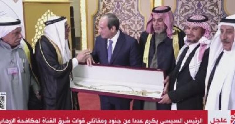مشايخ قبائل سيناء يقدمون هدية تذكارية للرئيس السيسي في ذكرى انتصار 10 رمضان