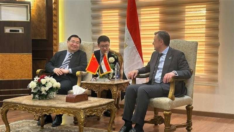 وزير السياحة المصري مع نظيره الصيني