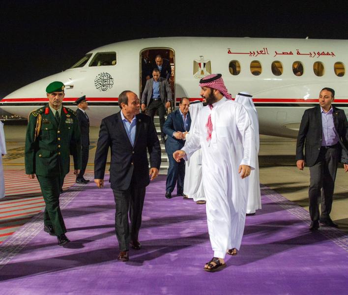 صور لاستقبال الأمير محمد بن سلمان للرئيس السيسى بمطار جدة