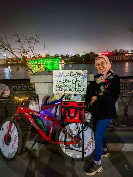 «حلي بوقك».. مريم تبيع حلوى رمضان على كورنيش النيل