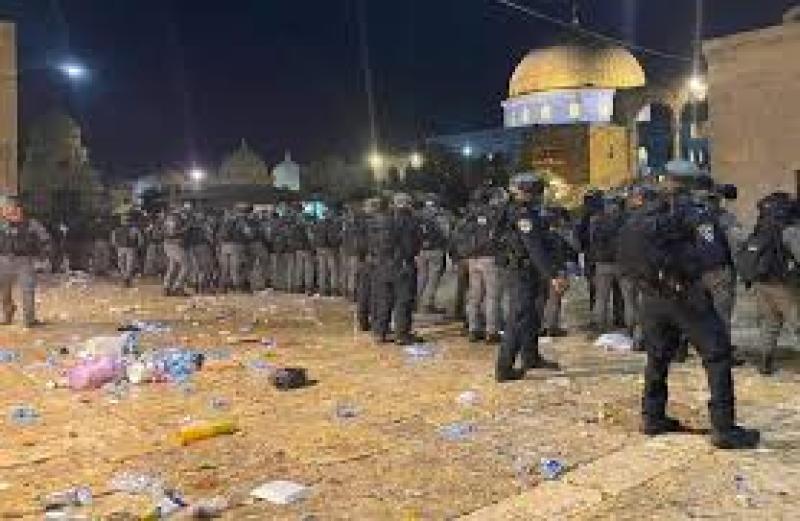 القوات الإسرائيلية تقتحم المسجد الأقصى مجددا وتخليه من المصلين