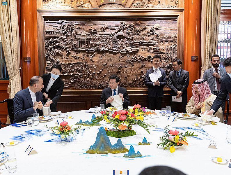 وزير الخارجية الصيني يقيم مأدبة غداء عمل على شرف وزيري الخارجية السعودي والإيراني