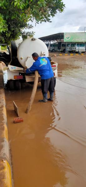 شركة مياه المنوفية تتعامل مع تجمعات الأمطار بمدن وقرى المحافظة