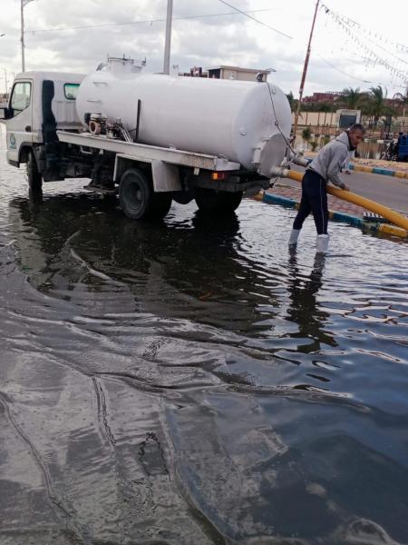 رئيس مياه القناة: الانتهاء من سحب تجمعات الأمطار واستمرار الطوارئ وانتشار السيارات