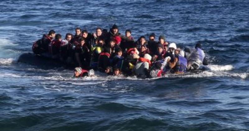 قارب هجرة غير شرعي قبالة السواحل الايطالية
