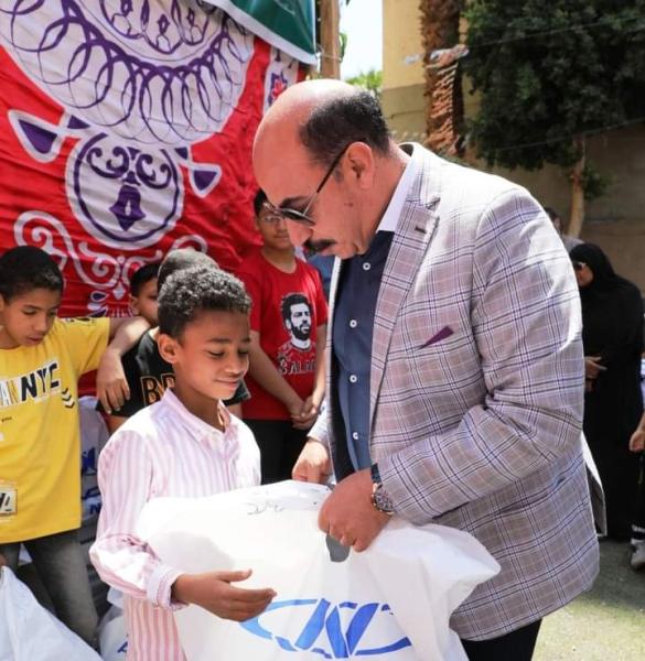 محافظ أسوان :يزور دور الرعاية الإجتماعية لتقديم ملابس العيد للأطفال