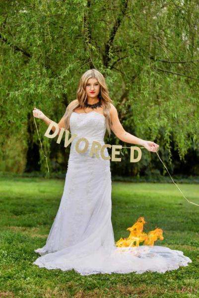 زوجي فاشل ..سيدة تحتفل بطلاقها وتُشعل النار في فستان زفافها
