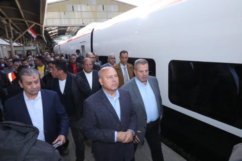 تنفيذاً لتوجيهات الرئيس السيسي.. وزير النقل: تسيير عدد من الرحلات الإضافية بالسكة الحديد لاستيعاب كثافة العائدين من السودان اعتباراً من اليوم