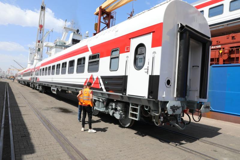 وزير النقل يعلن وصول 30 عربة ثالثة مكيفة جديدة الى  ميناء الإسكندرية قادمة من المجر