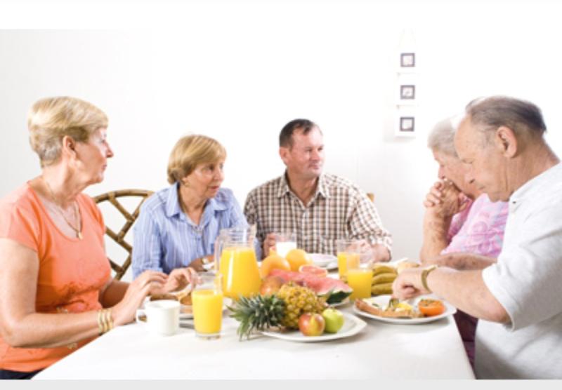 التغذية المتوازنة وتجنب الوحدة ..”الصحة” توجه نصائح لكبار السن