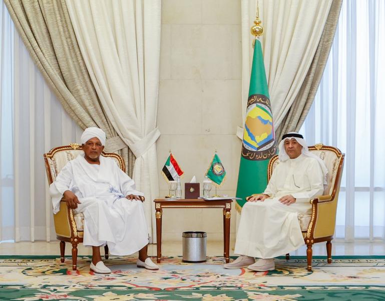 أمين عام التعاون الخليجي يؤكد حرص المجلس على أمن واستقرار السودان