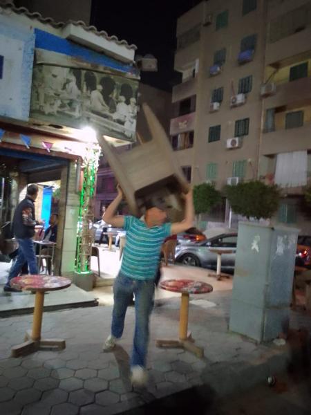 رئيس حي العجوزة يقود حملات مكبرة على المقاهي والكافيهات لرفع الإشغالات